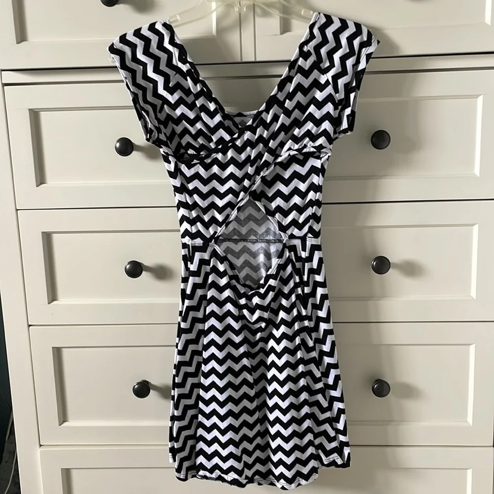 LA Hearts Women’s Black & White Chevron Skater Dress w/ Back Cut Out - Medium